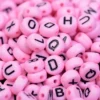 Cuentas Rosadas Con Letra Negra - 50 gramos