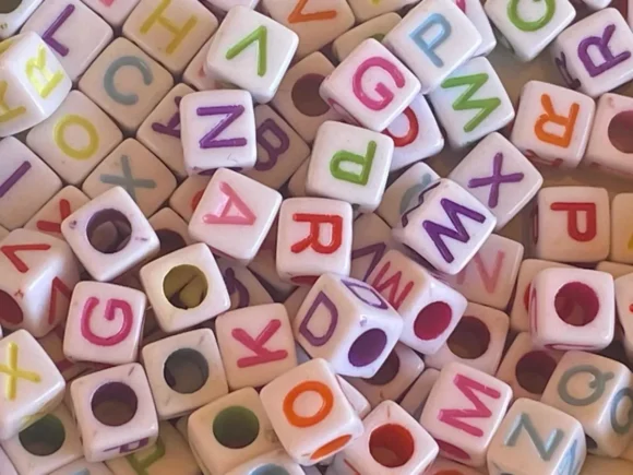 Cuentas Blancas Cuadradas Con Letra Multicolor - 50 gramos - Imagen 2